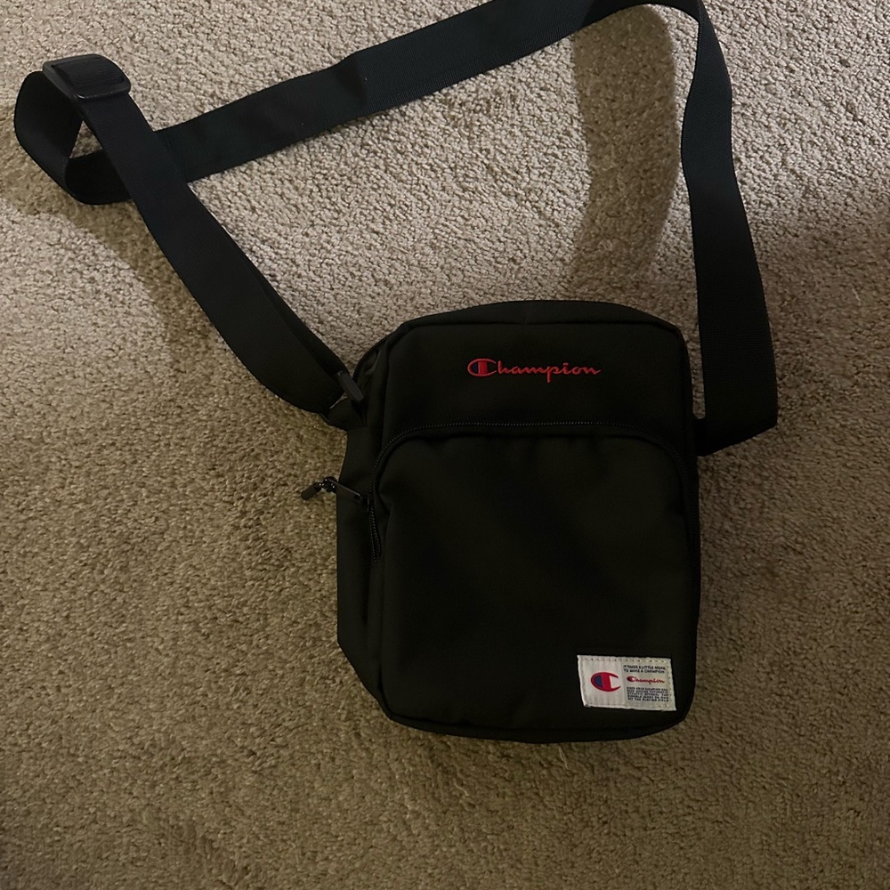 Champion small crossbody black red 8x9